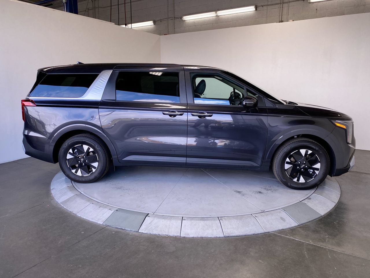 New 2027 Kia Carnival LXS FWD image 6