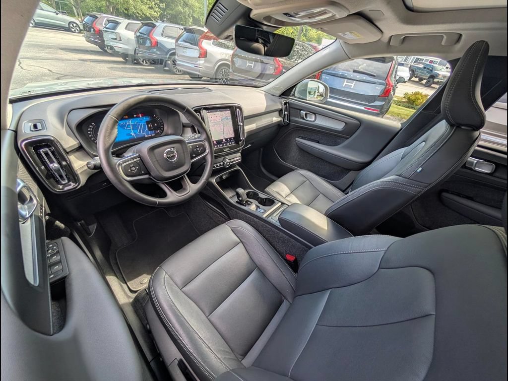 Certified 2025 Volvo XC40 B5 Plus AWD/4WD image 10