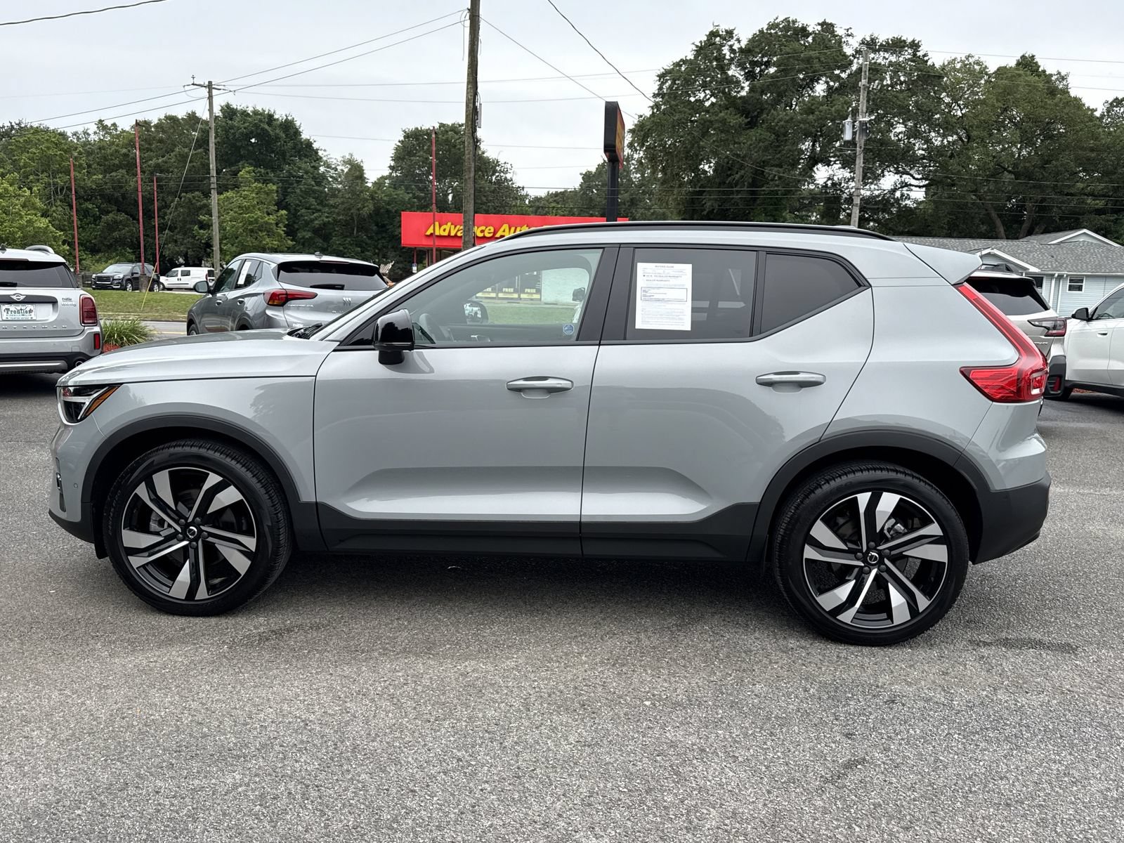 Used 2024 Volvo XC40 B5 Plus w/ Protection Package Premier AWD/4WD image 2