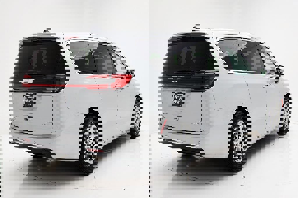 Used 2024 Chrysler Pacifica Limited image 9