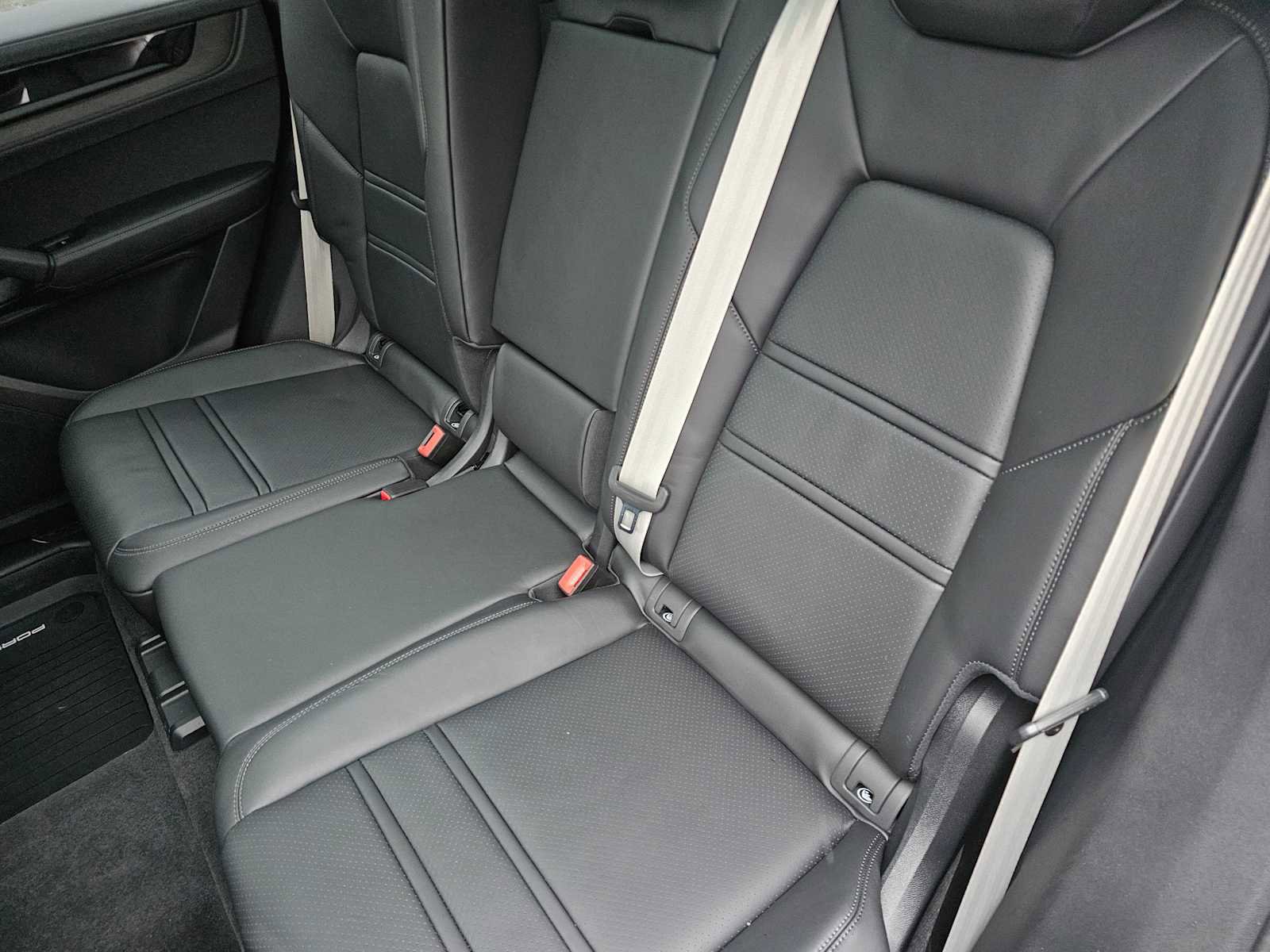 Used 2025 Porsche Cayenne GTS AWD/4WD image 17