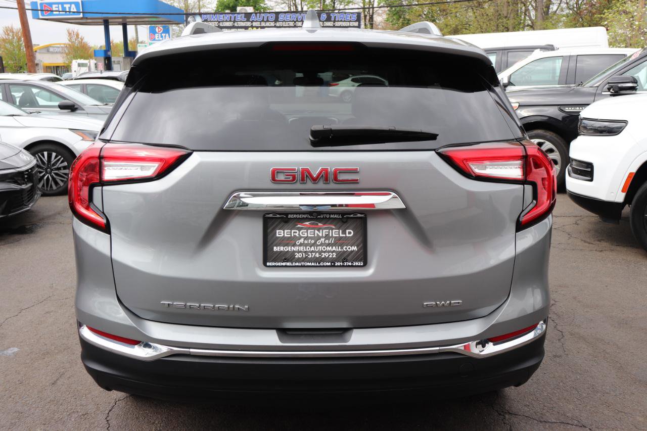 Used 2024 GMC Terrain SLT AWD/4WD image 4