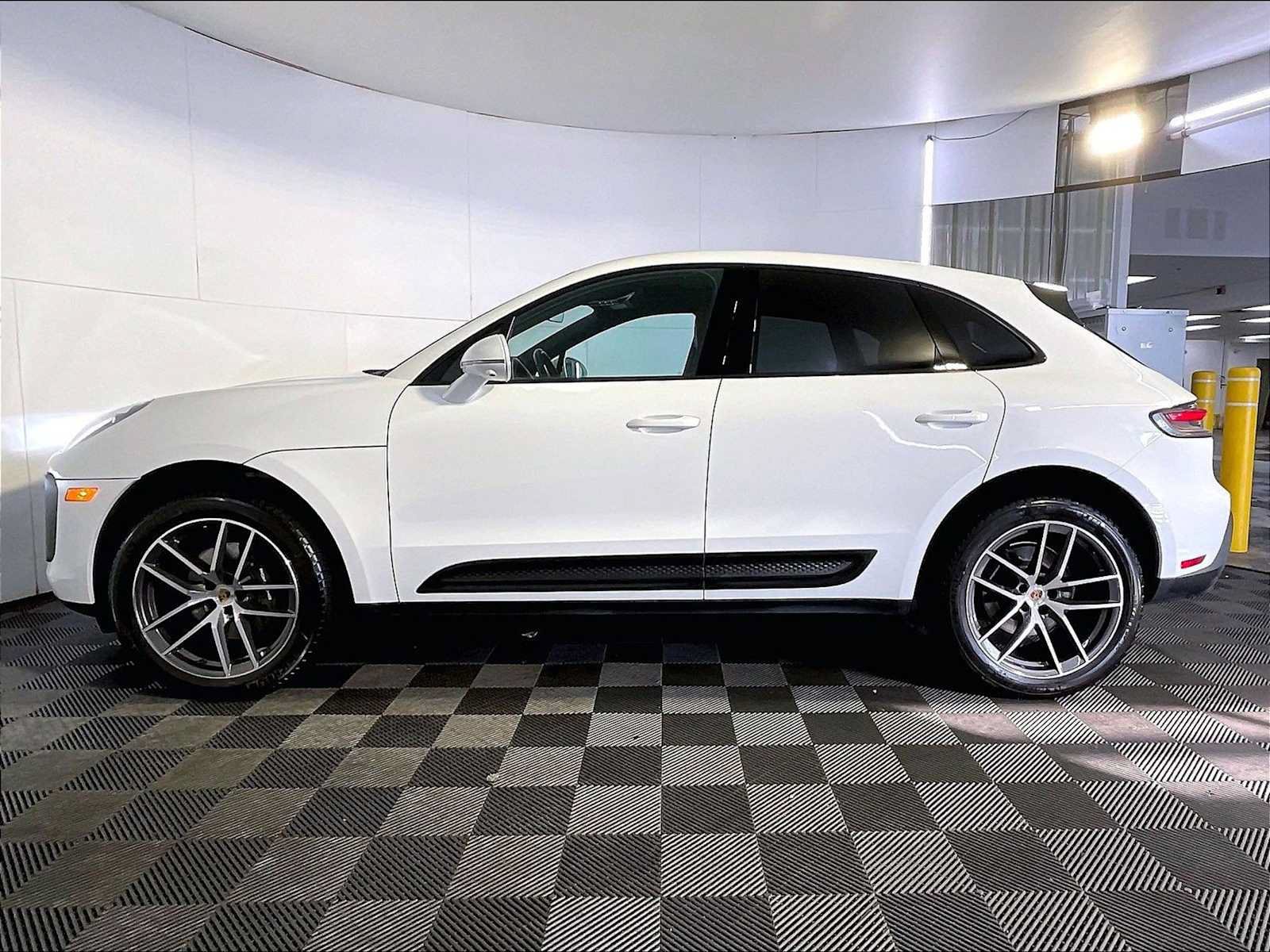 Used 2024 Porsche Macan AWD/4WD image 2