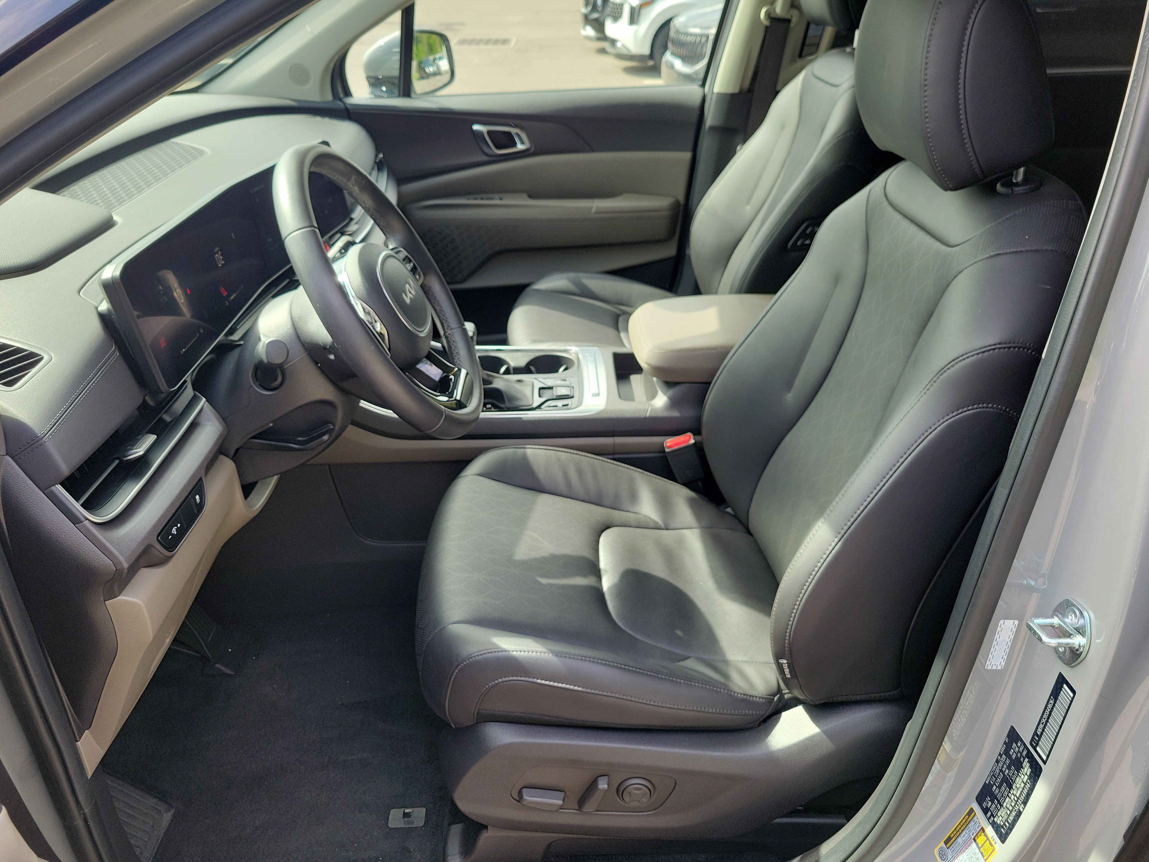 Certified 2025 Kia Carnival EX FWD image 22