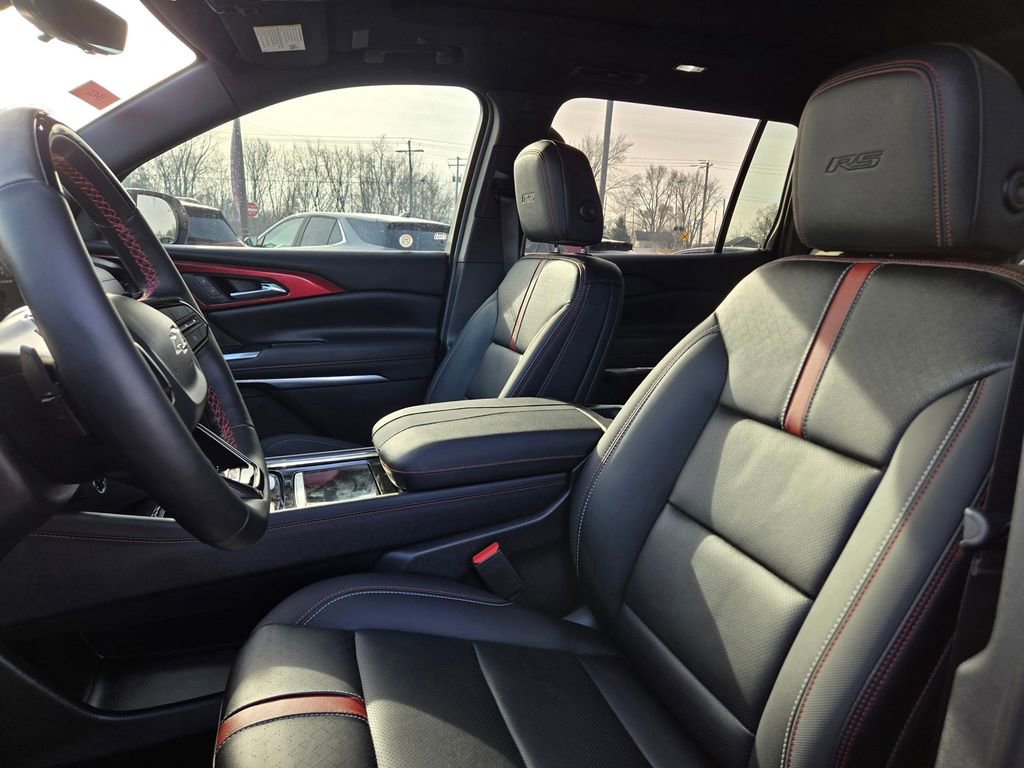 Used 2025 Chevrolet Traverse RS image 25