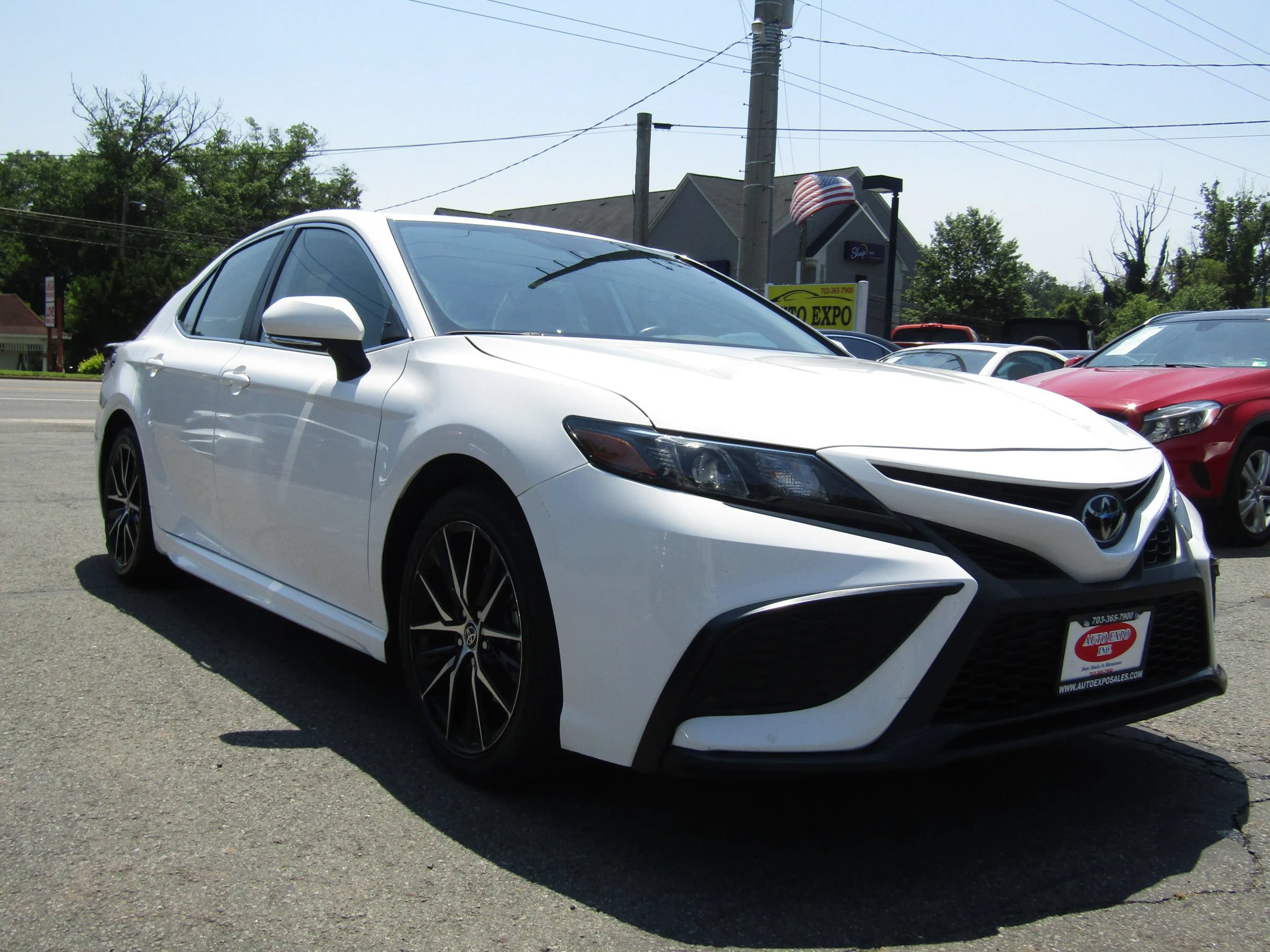 Used 2023 Toyota Camry SE FWD image 1
