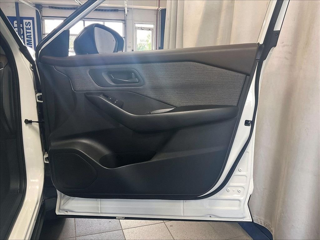 Used 2023 Nissan Rogue S AWD/4WD image 12