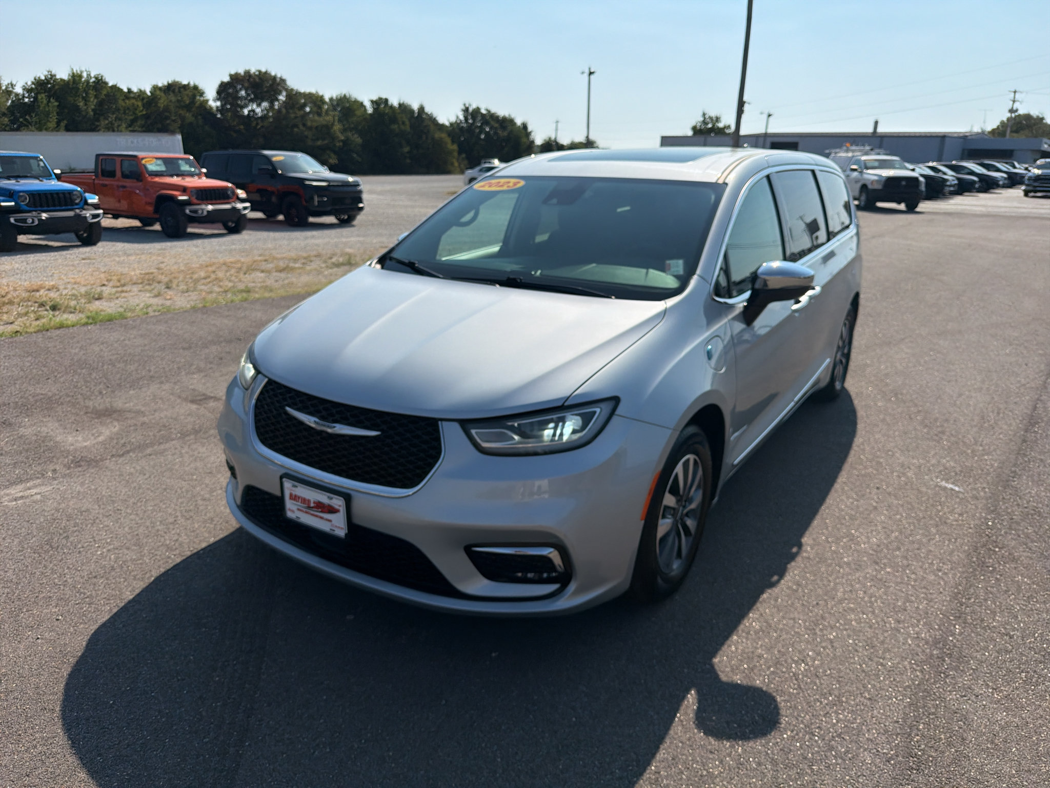 Used 2023 Chrysler Pacifica Limited FWD image 1