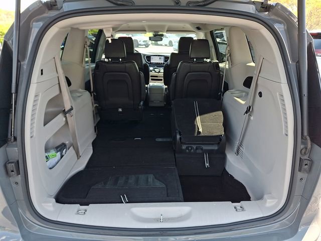 Used 2023 Chrysler Pacifica Touring-L FWD image 28