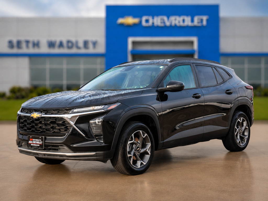 Used 2025 Chevrolet Trax LT FWD image 3
