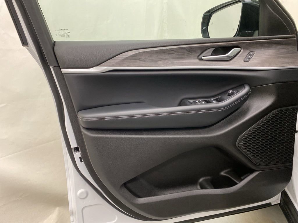 Used 2024 Jeep Grand Cherokee L Limited w/ Black Appearance Package image 10