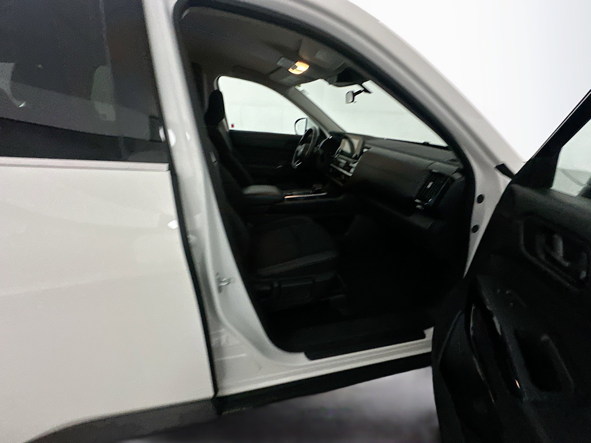 Used 2025 Nissan Pathfinder SV image 32