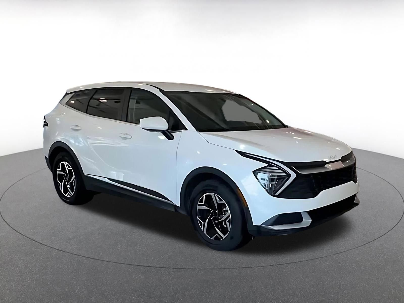 Used 2025 Kia Sportage LX FWD image 2