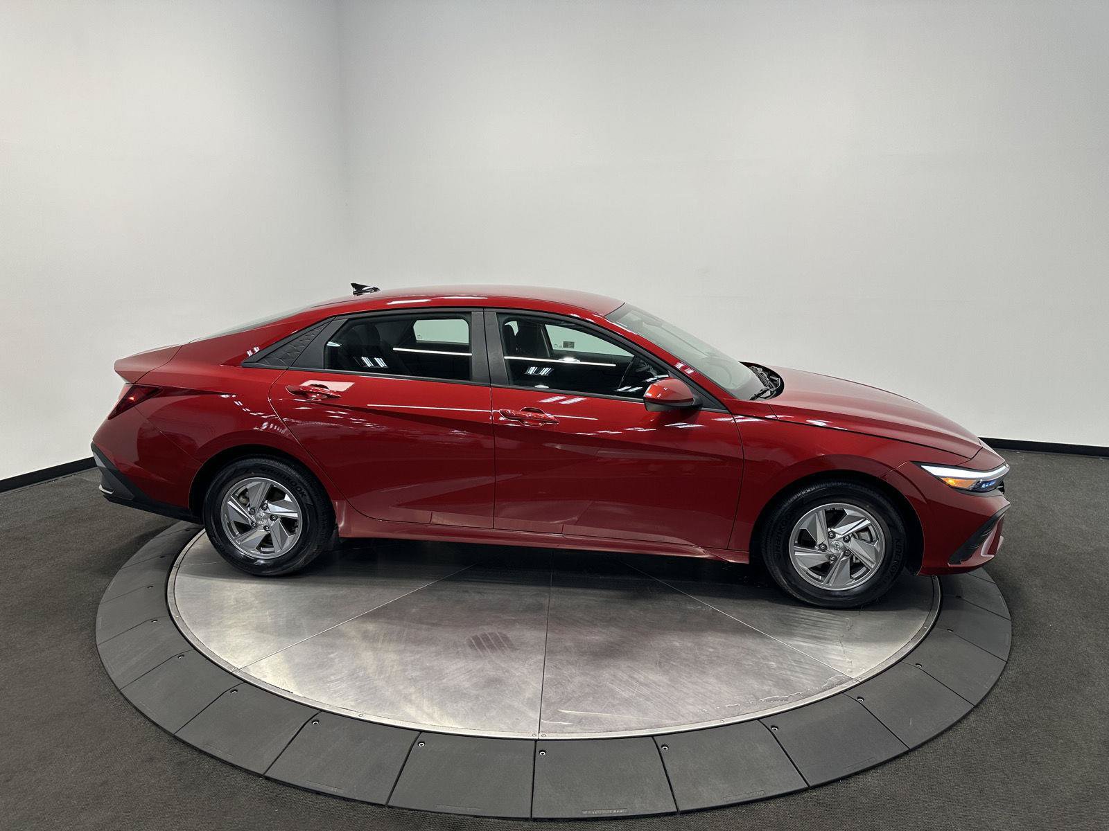 Certified 2024 Hyundai Elantra SE FWD image 8