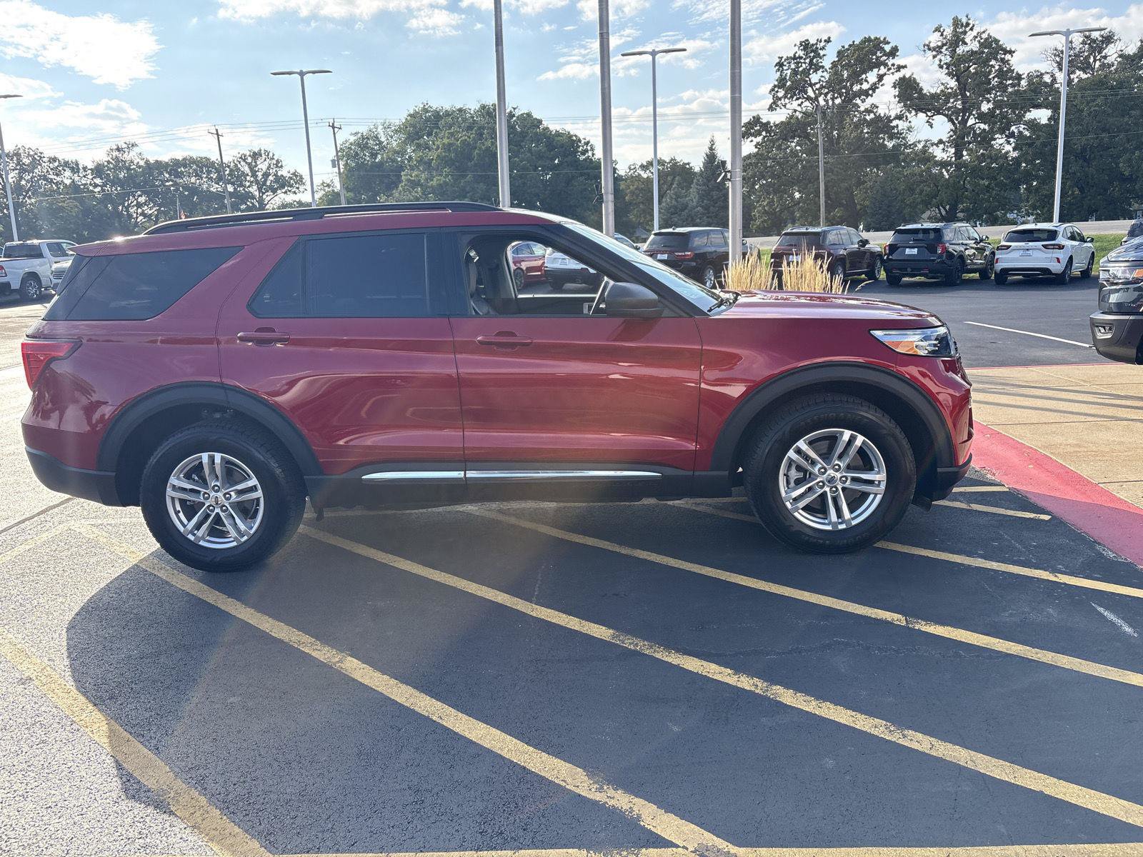 Used 2020 Ford Explorer XLT w/ Equipment Group 202A AWD/4WD image 4