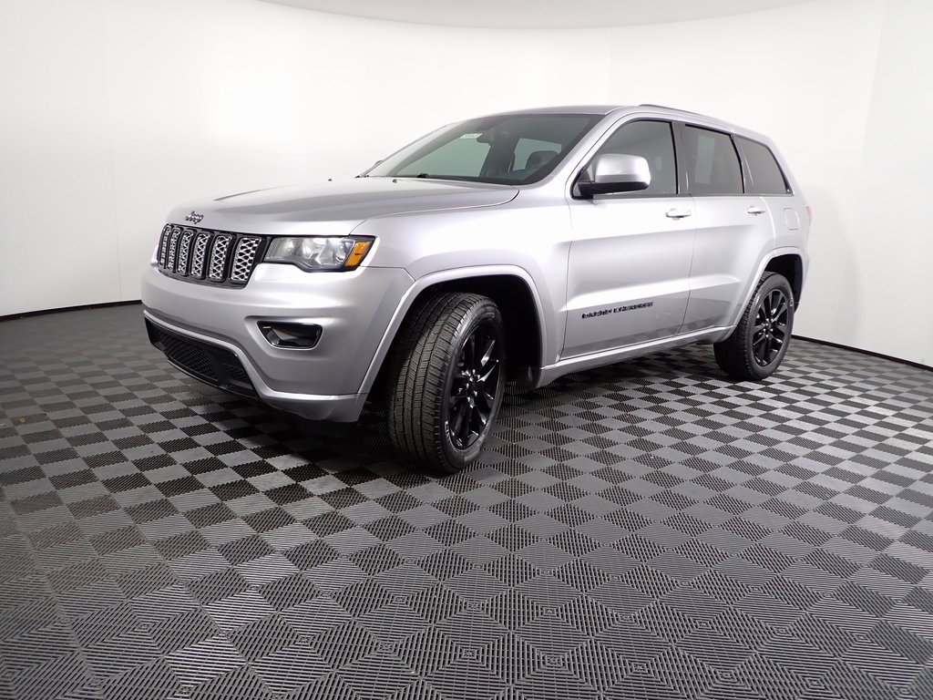 Used 2017 Jeep Grand Cherokee Altitude image 10