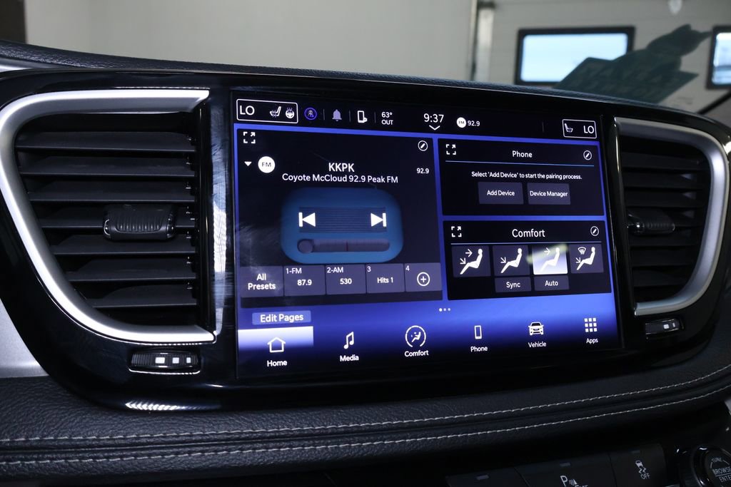 Used 2023 Chrysler Pacifica Touring-L image 30