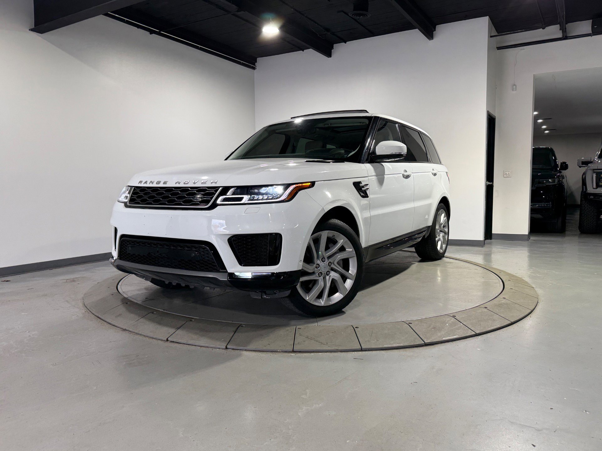 Used 2018 Land Rover Range Rover Sport HSE AWD/4WD image 4