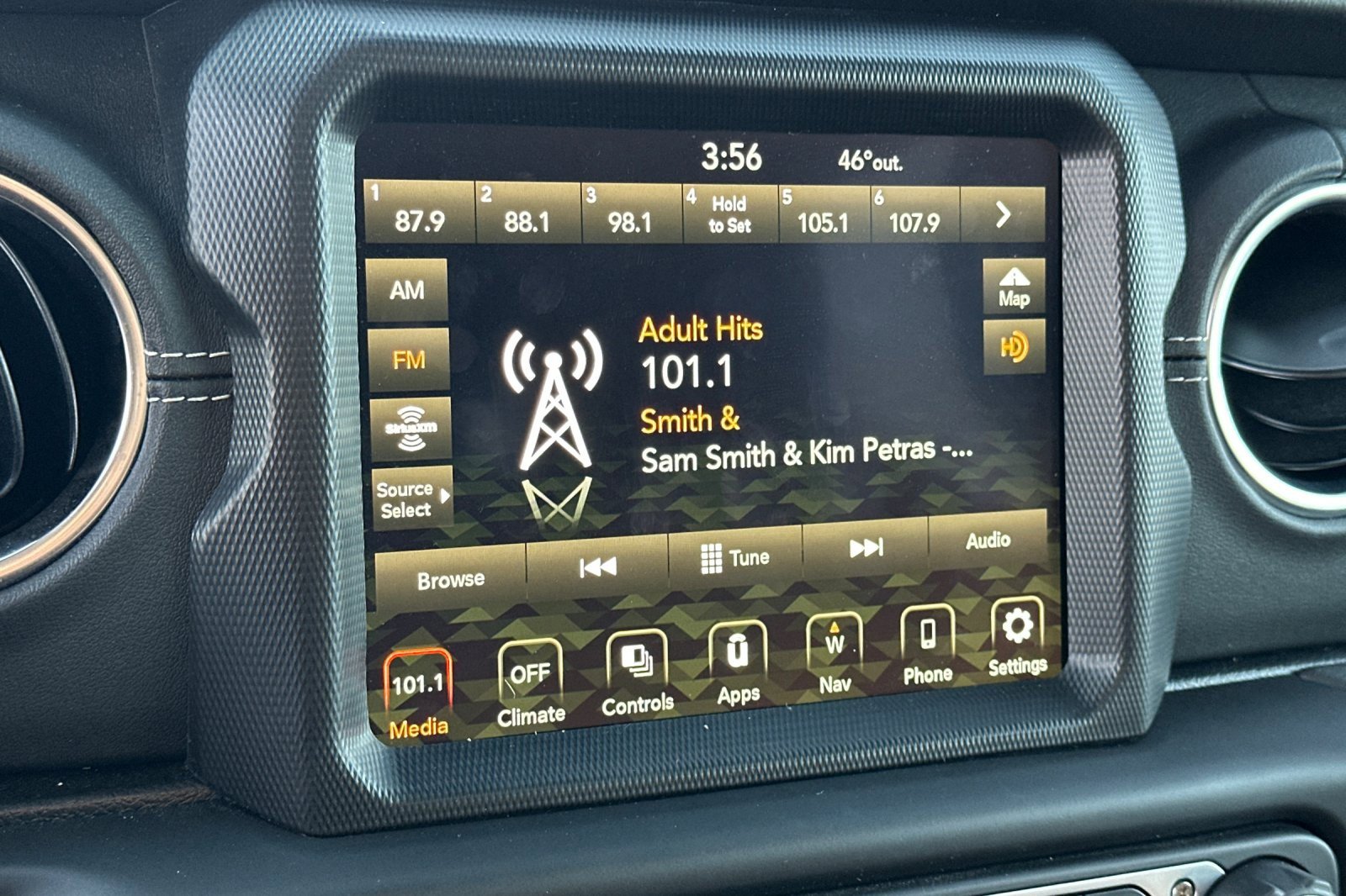 Used 2022 Jeep Wrangler Unlimited Sahara w/ Safety Group image 18