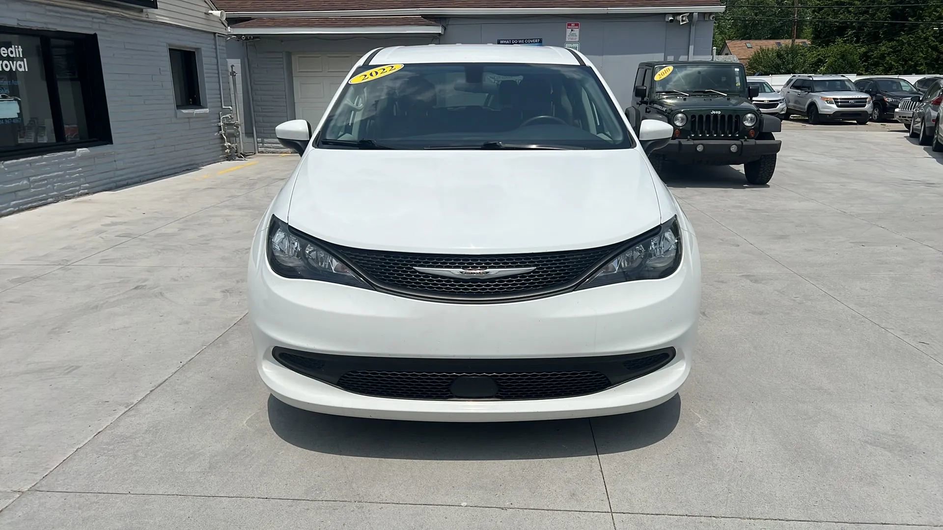 Used 2022 Chrysler Voyager LX image 2