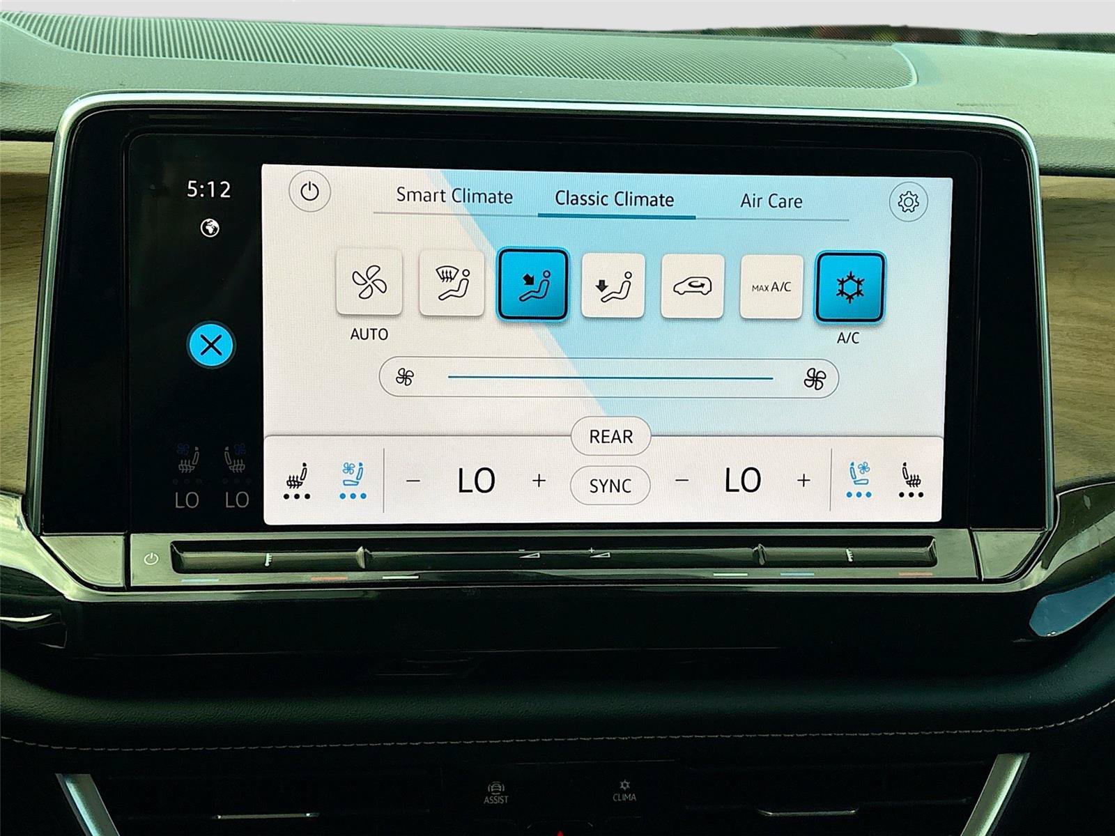 Used 2025 Volkswagen Atlas SE FWD image 17