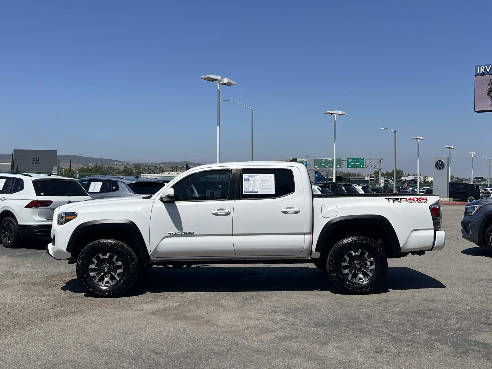 Used 2022 Toyota Tacoma TRD Off-Road w/ Technology Package AWD/4WD image 2