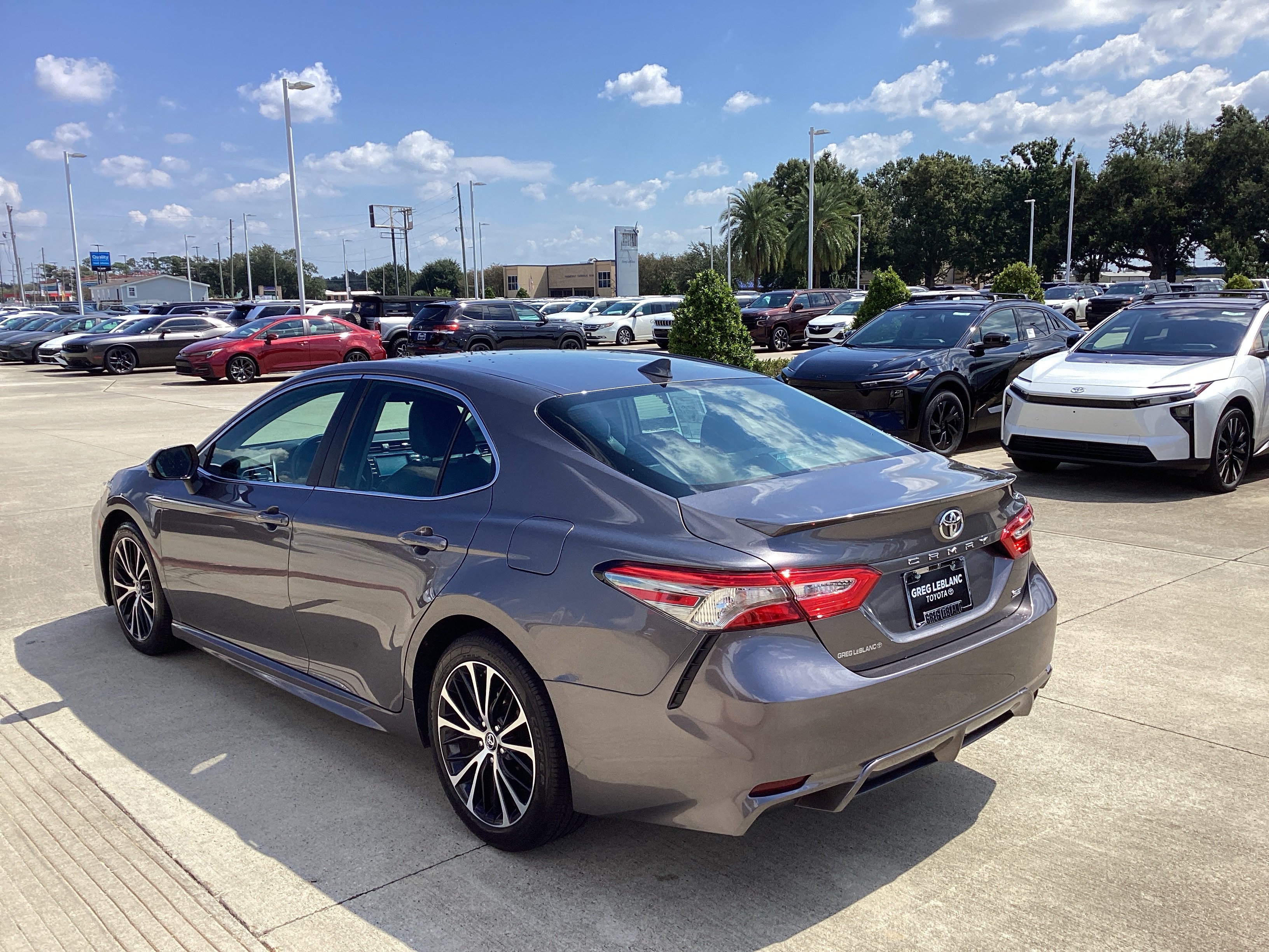 Used 2019 Toyota Camry SE FWD image 5