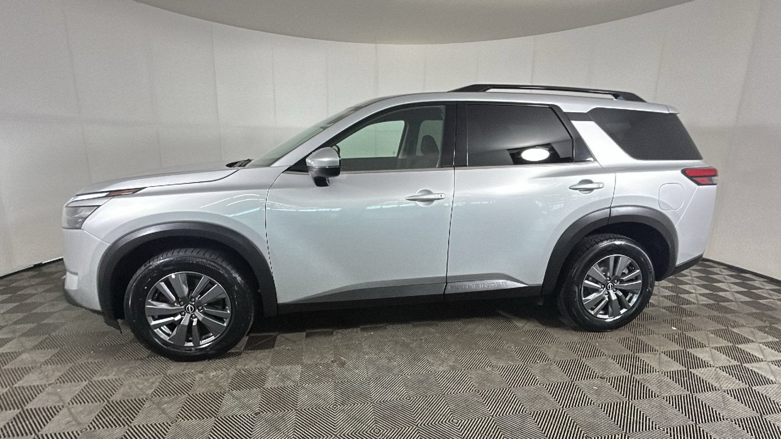 Used 2025 Nissan Pathfinder SV AWD/4WD image 6