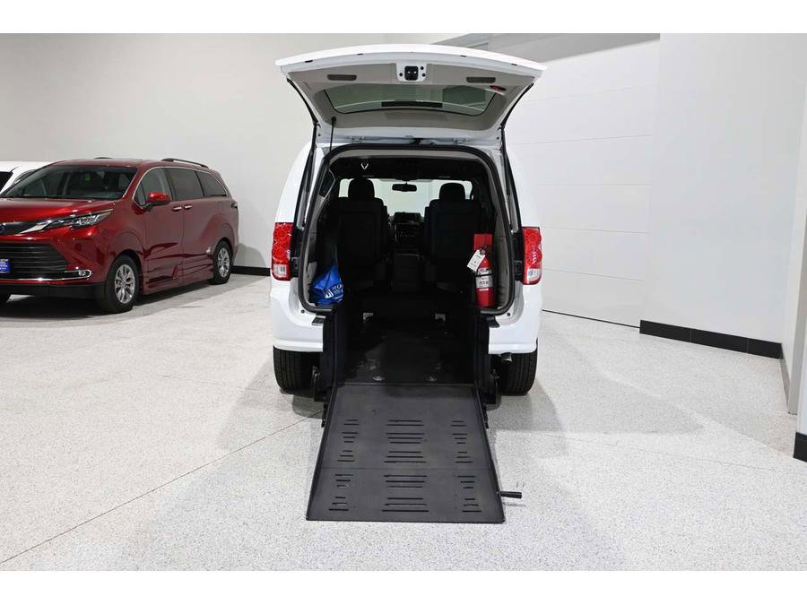 Used 2017 Dodge Grand Caravan SXT FWD image 19