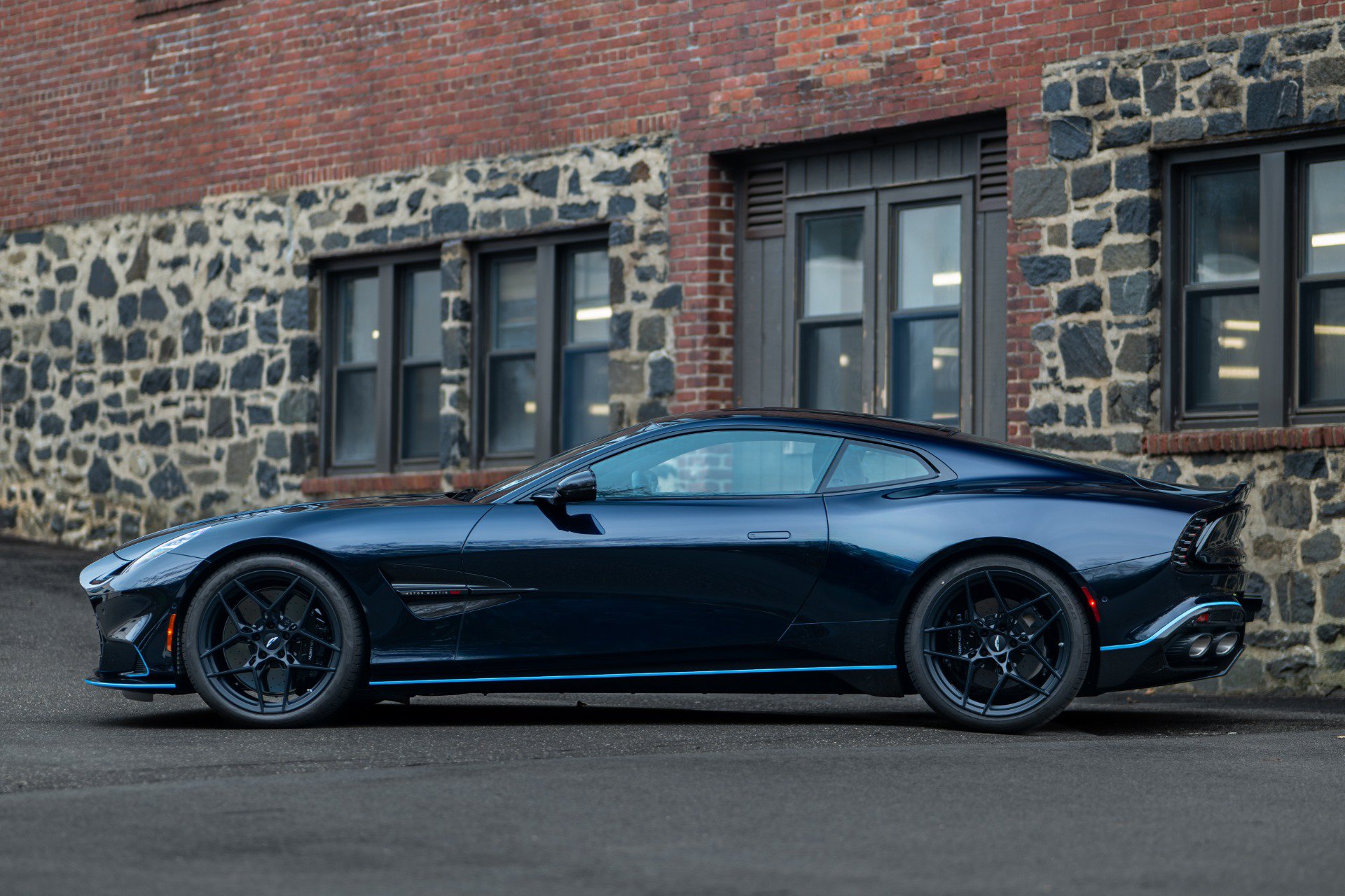 Used 2025 Aston Martin Vanquish RWD image 38