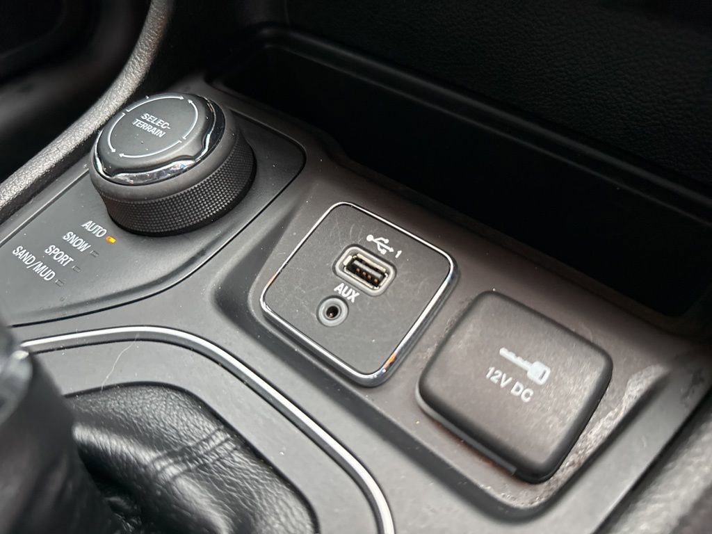 Used 2021 Jeep Cherokee Latitude Plus AWD/4WD image 29