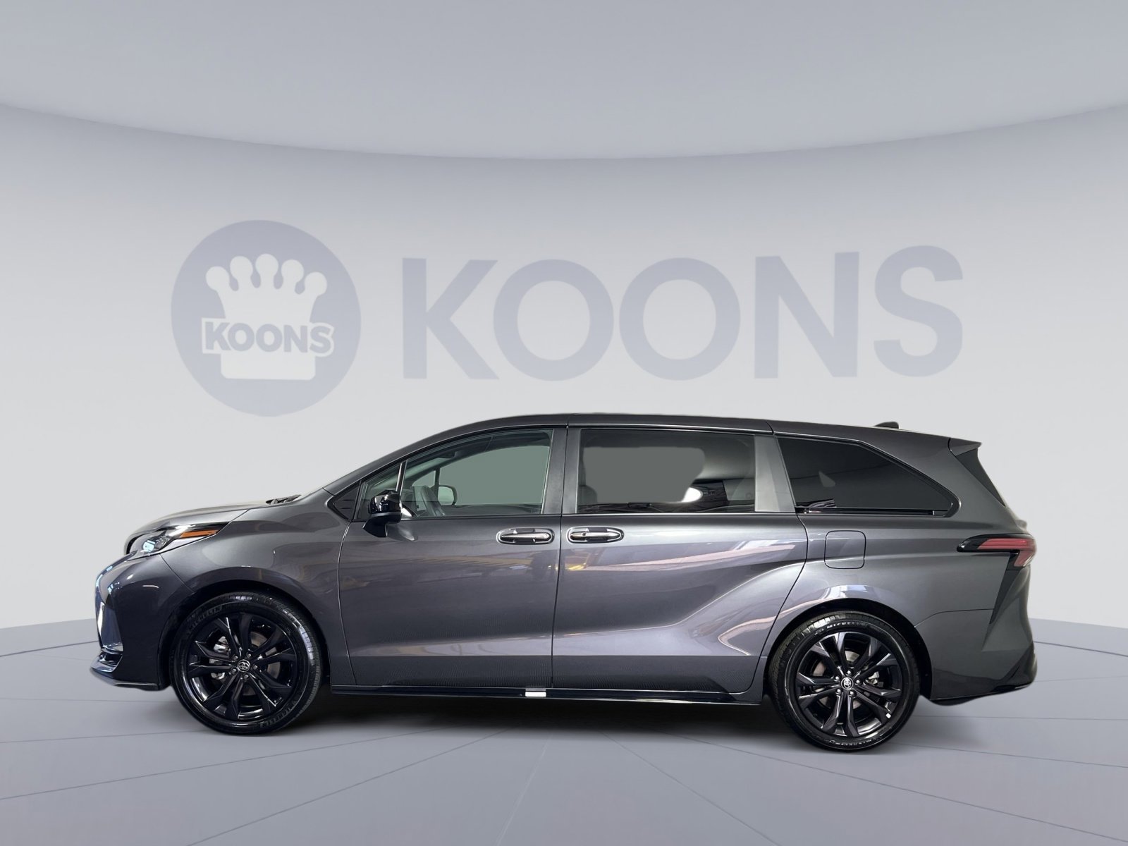 Used 2025 Toyota Sienna XSE image 2