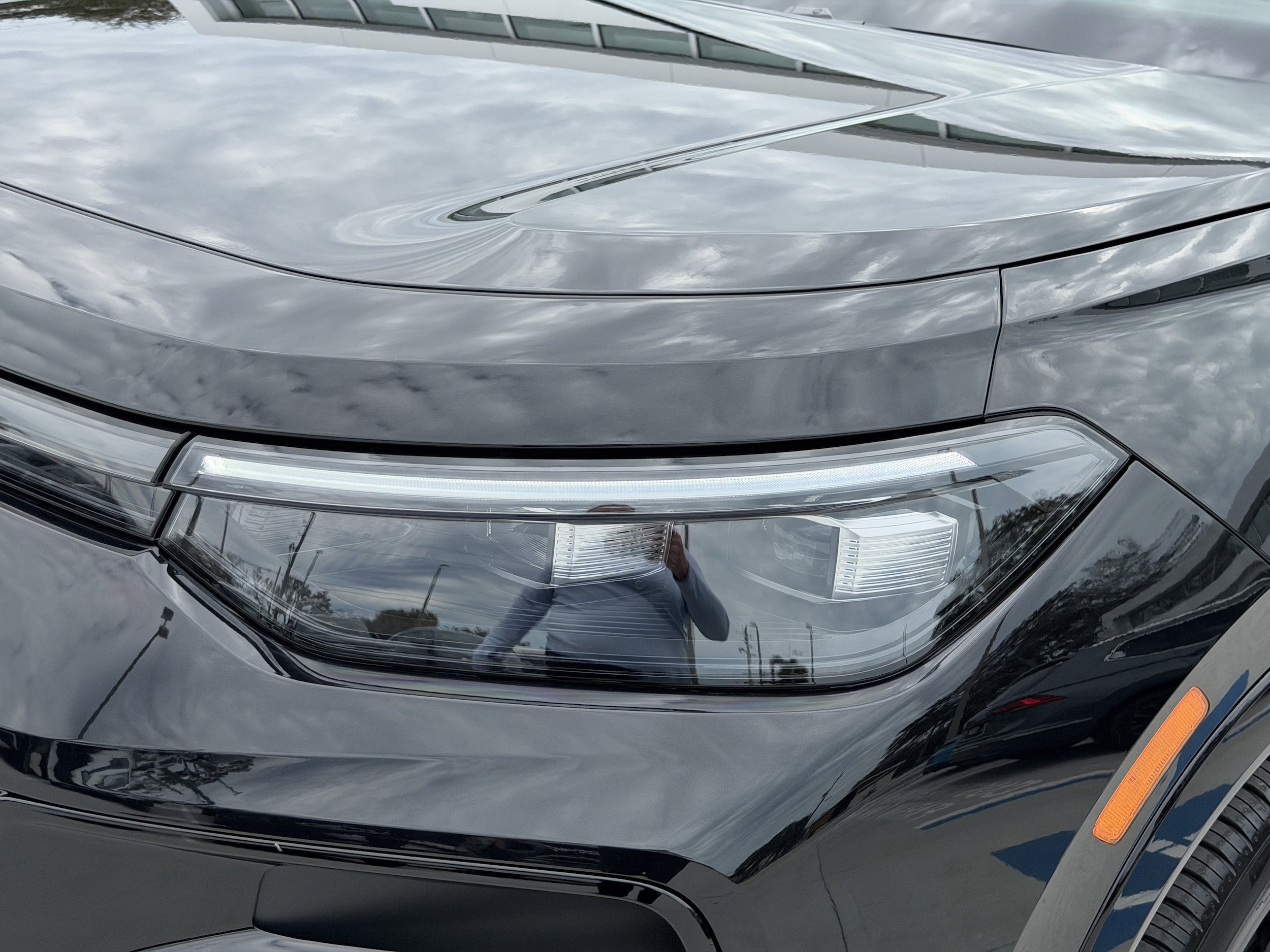 New 2026 Volkswagen Tiguan SE R-Line FWD image 8