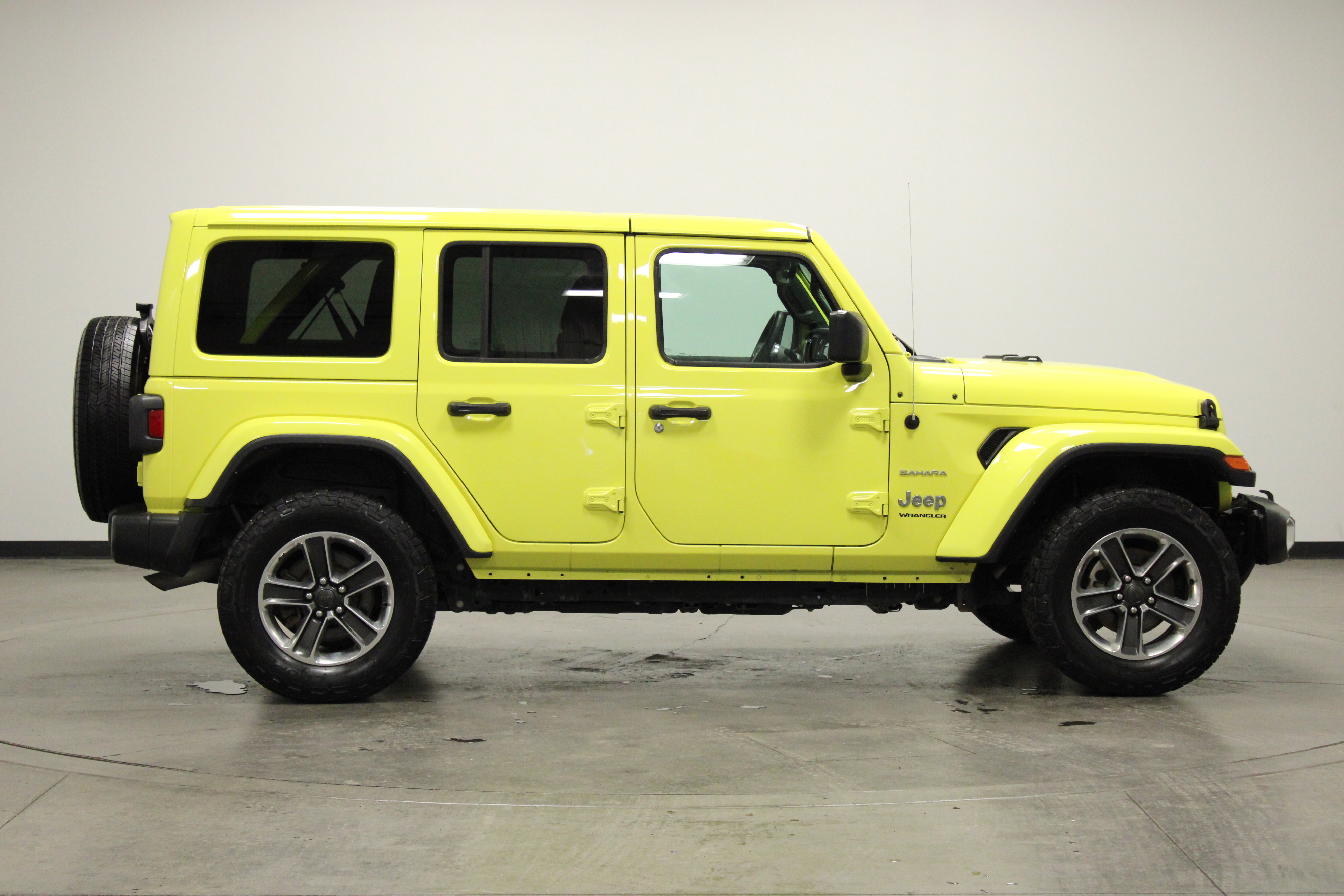 Used 2023 Jeep Wrangler Unlimited Sahara AWD/4WD image 9