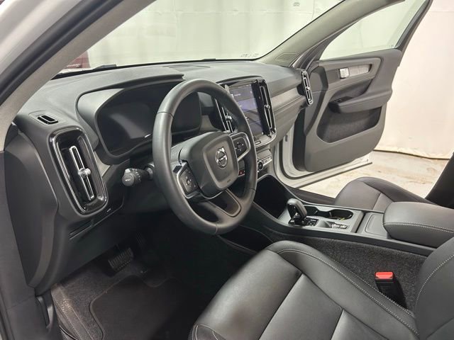 Used 2025 Volvo XC40 B5 Core AWD/4WD image 7