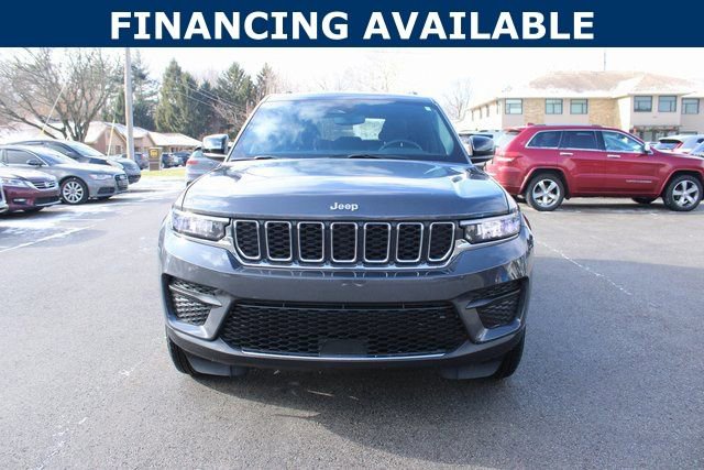 Used 2024 Jeep Grand Cherokee Laredo image 3
