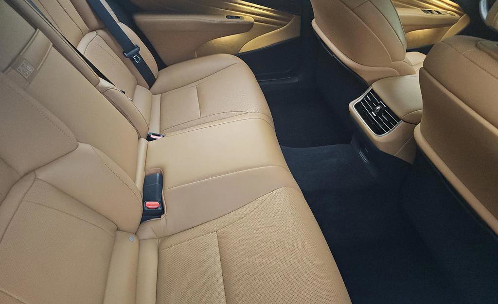 Used 2024 Lexus LS 500 RWD image 16