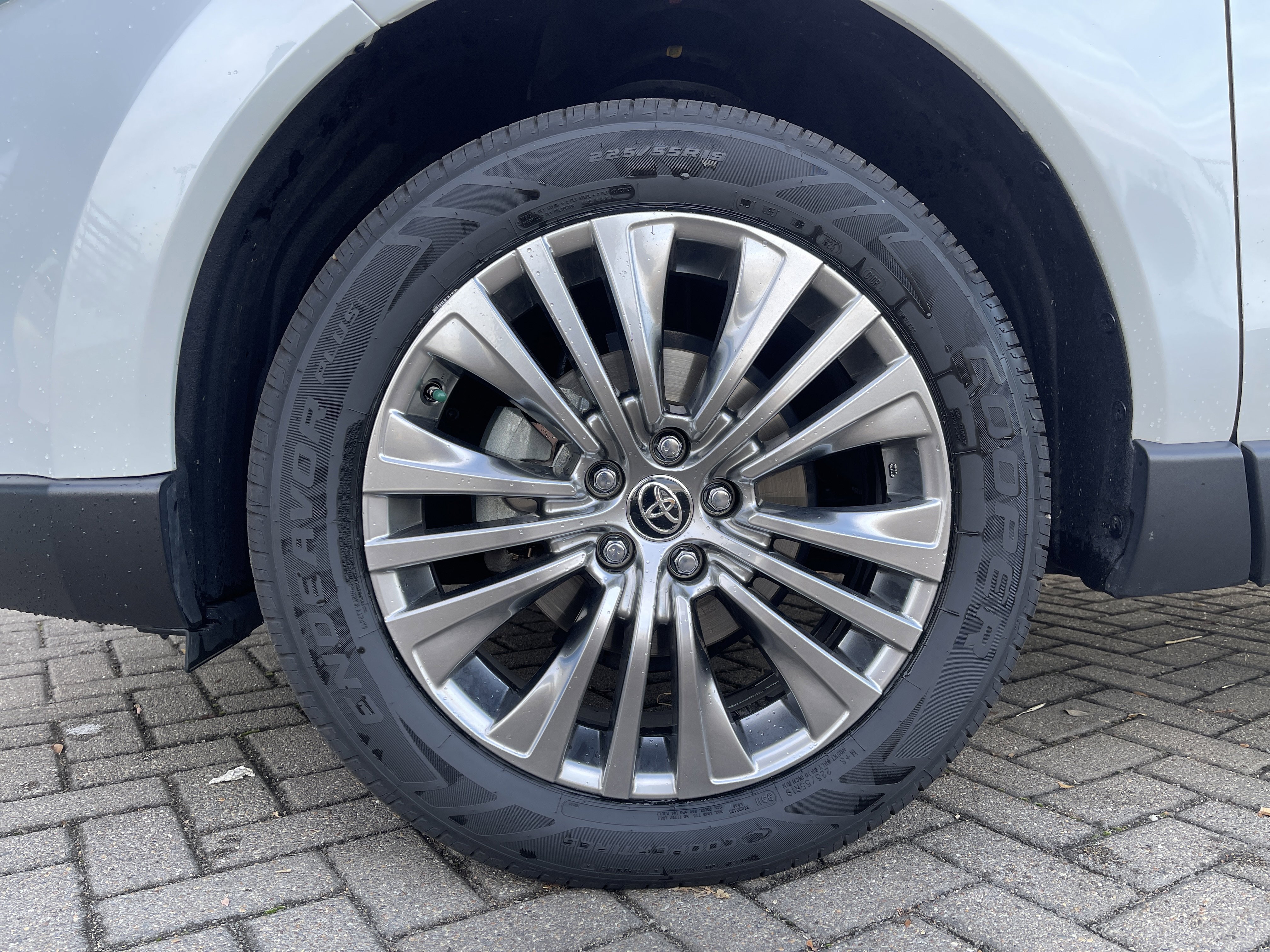 Used 2023 Toyota Venza XLE image 11