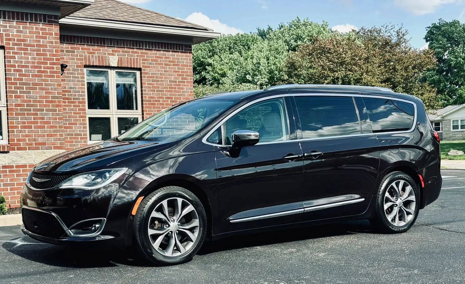 Used 2017 Chrysler Pacifica Limited FWD image 6