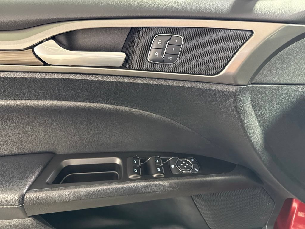 Used 2017 Ford Fusion SE w/ Fusion SE Technology Package AWD/4WD image 19