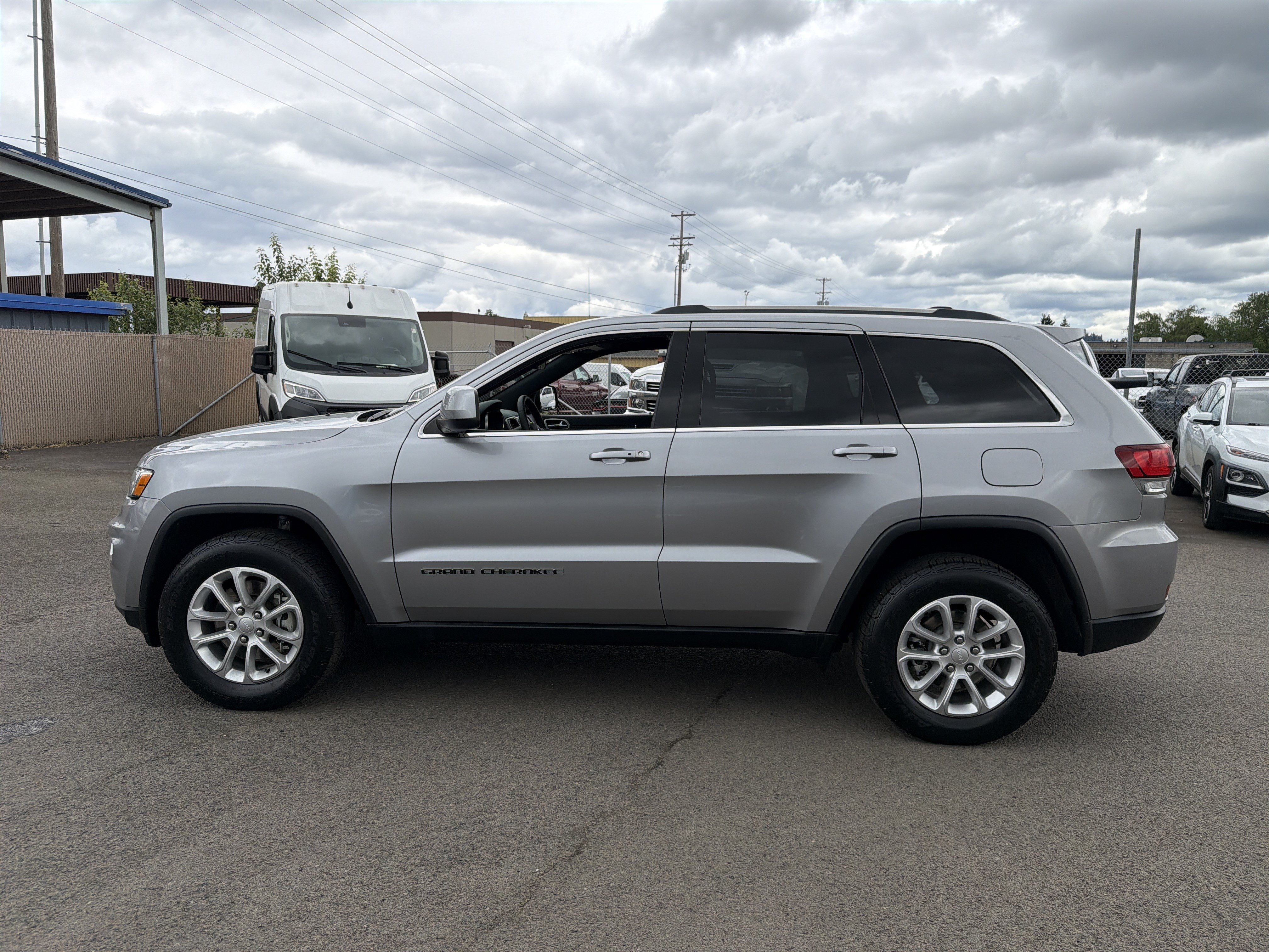 Used 2021 Jeep Grand Cherokee Laredo w/ Security & Convenience Group AWD/4WD image 2