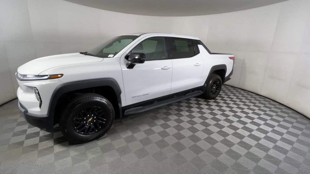 New 2025 Chevrolet Silverado EV LT image 6