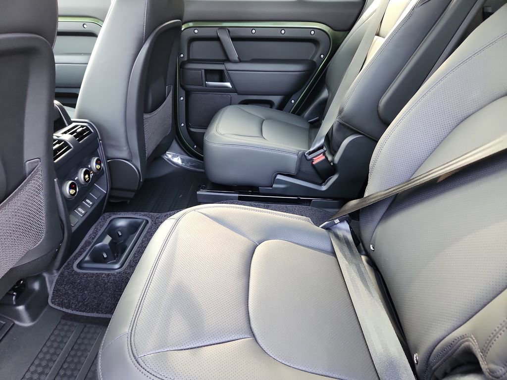New 2026 Land Rover Defender 130 X-Dynamic SE image 5