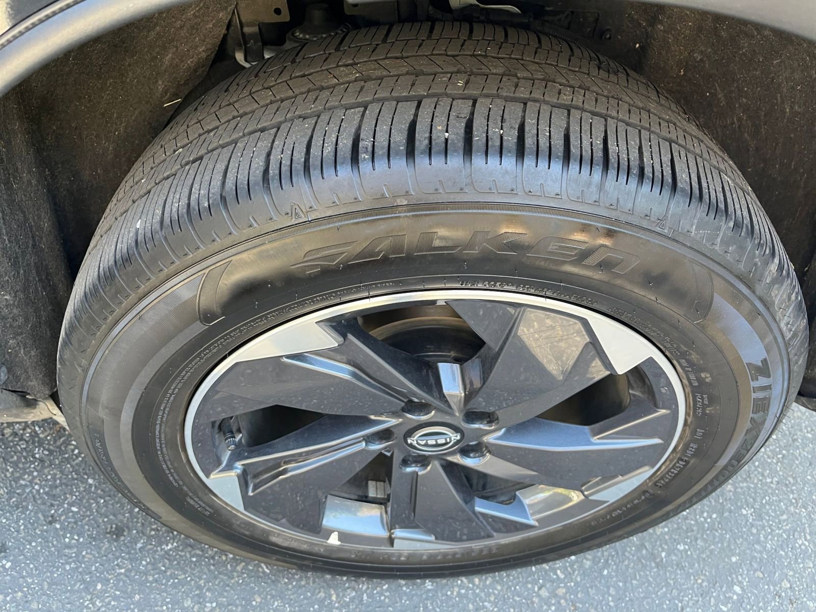Used 2025 Nissan Rogue SV image 32