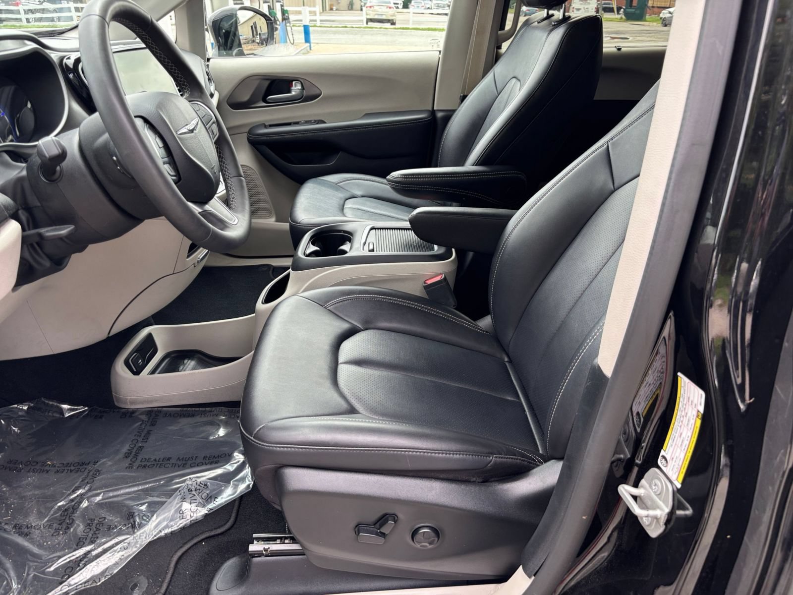 Used 2024 Chrysler Pacifica Touring-L FWD image 30