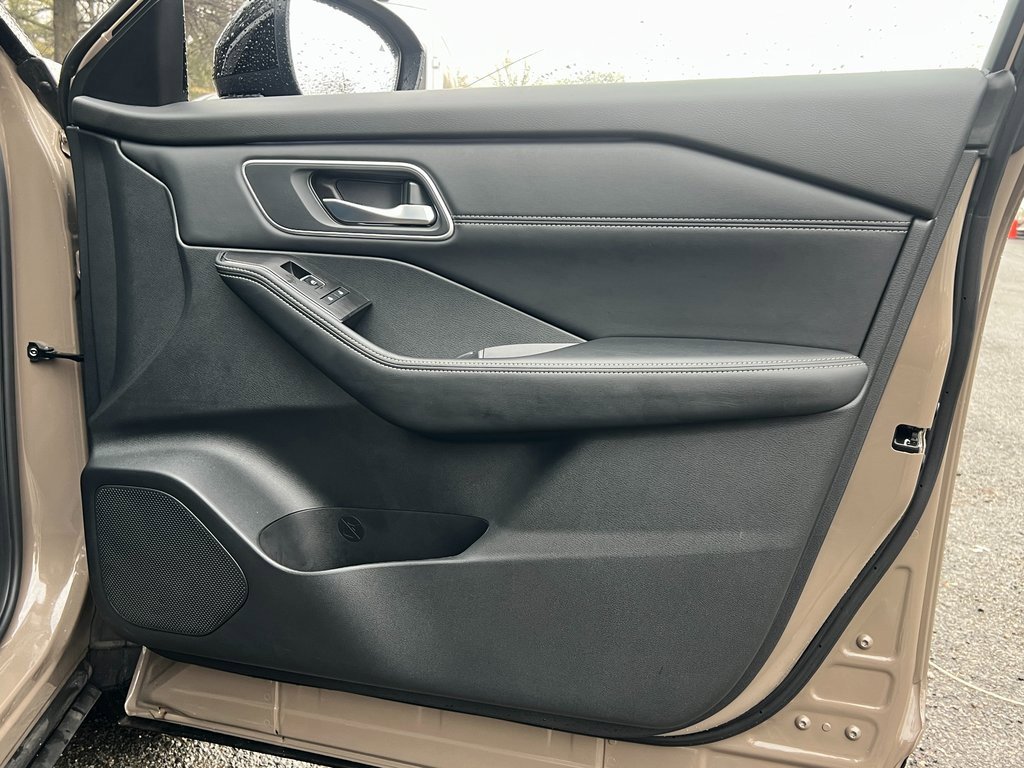 Used 2024 Nissan Rogue Platinum w/ Platinum Premium Package image 9