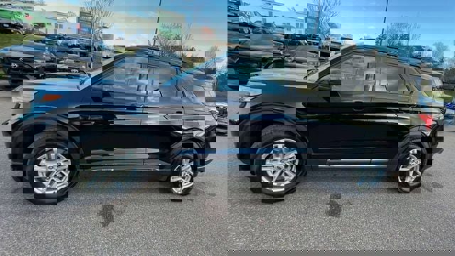 Used 2023 Ford Explorer XLT image 6