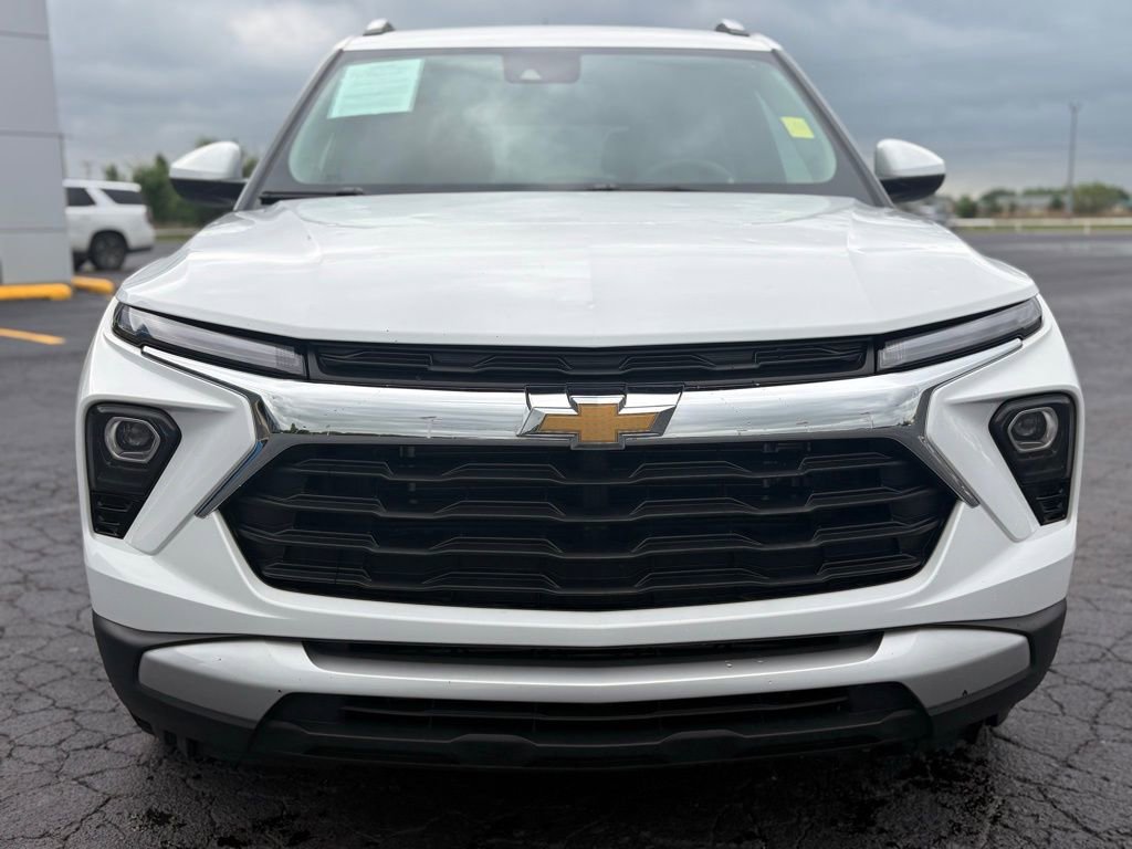 Used 2025 Chevrolet TrailBlazer LT FWD image 2