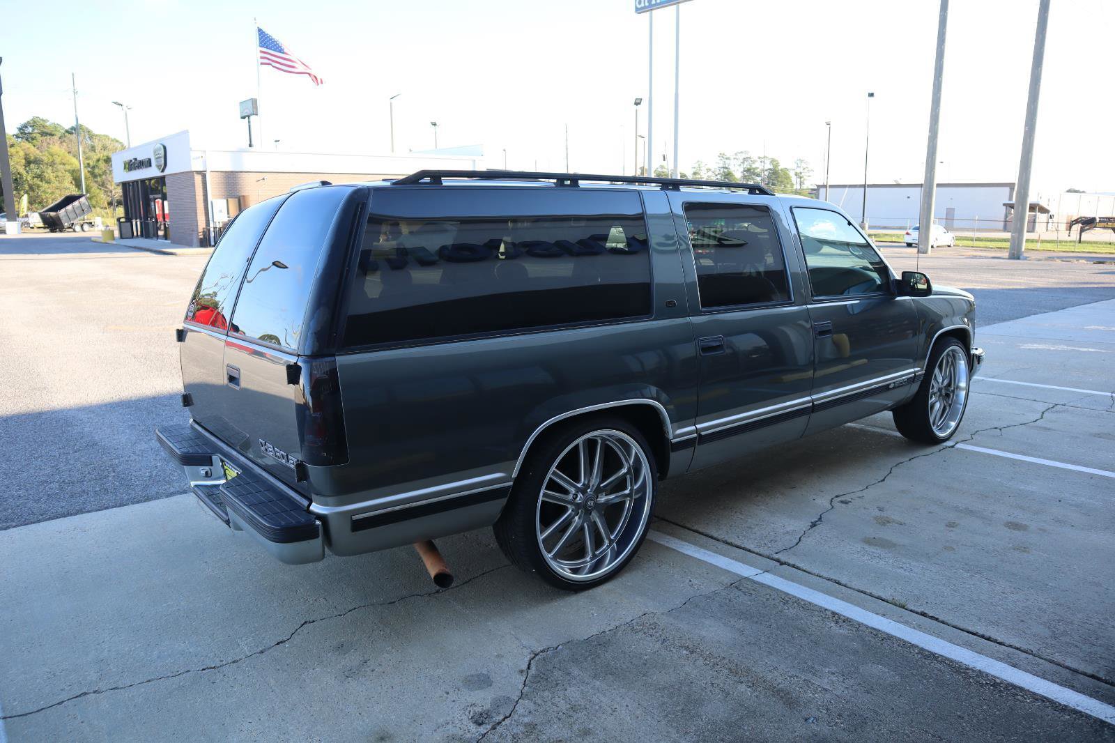 Used 1999 Chevrolet Suburban 2WD w/ Preferred Equipment Group 3 image 6