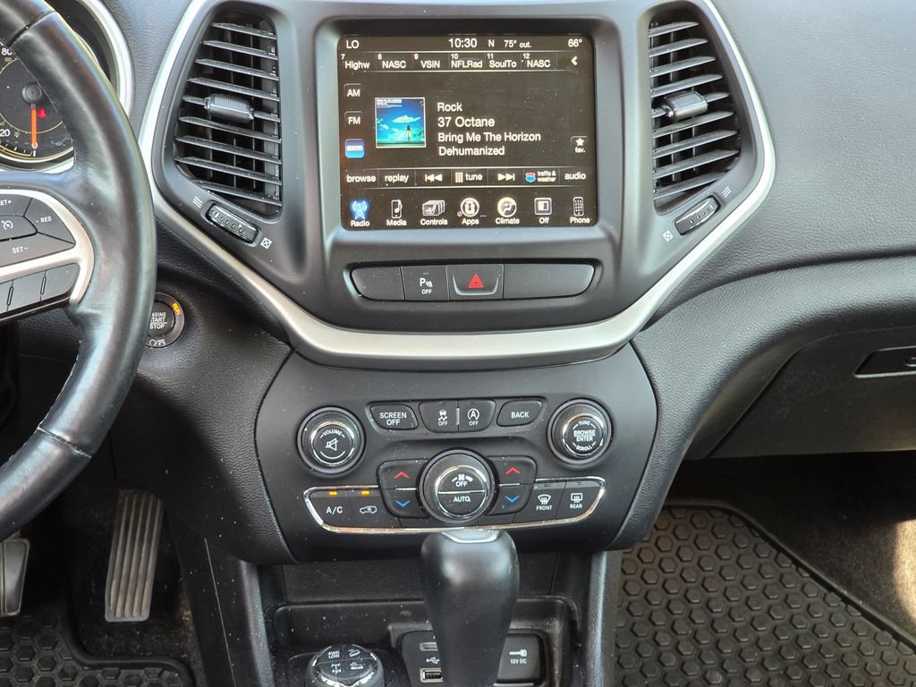 Used 2018 Jeep Cherokee Trailhawk w/ Cold Weather Group AWD/4WD image 17